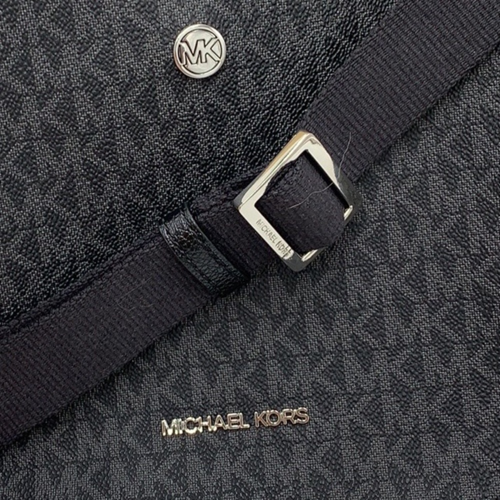 MICHAEL KORS
Briley Small Logo Messenger Bag BLACK SIGNATURE COLOR - Picture 13 of 15